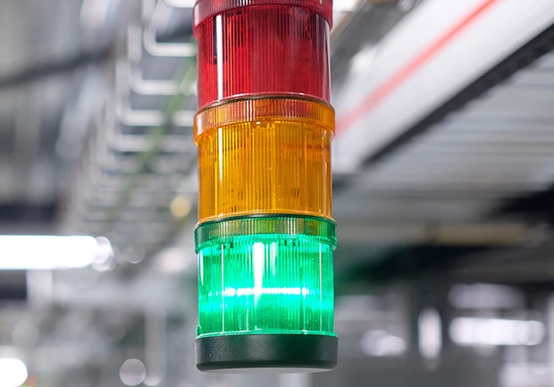 Torreta de alarma con luces roja, ámbar y verde