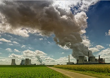 Planta industrial con emisiones de humo y polvo