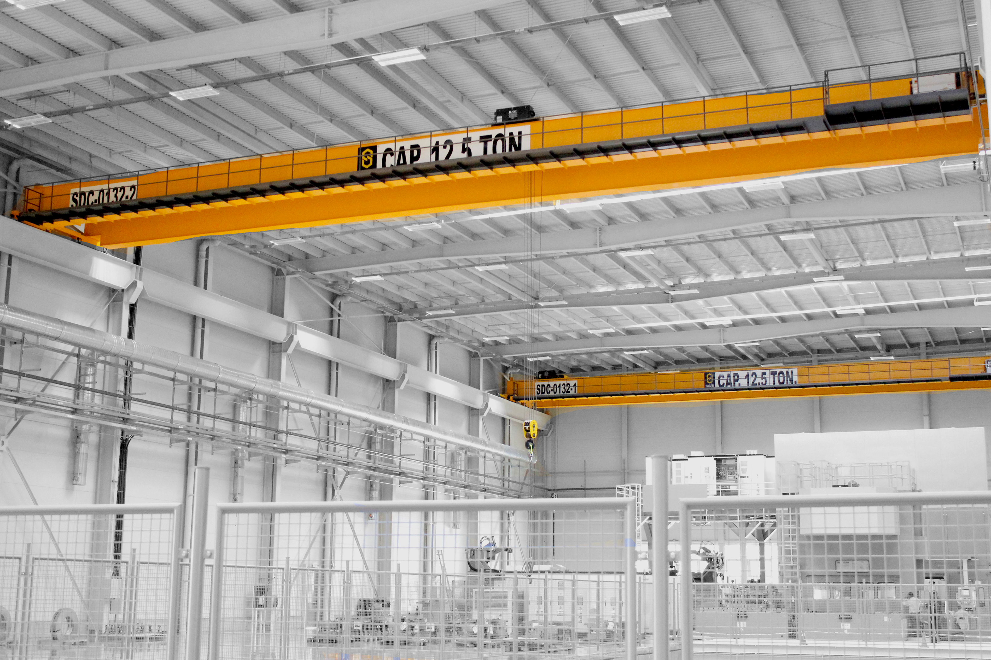 Grúa bipuente de malacate abierto en planta industrial
