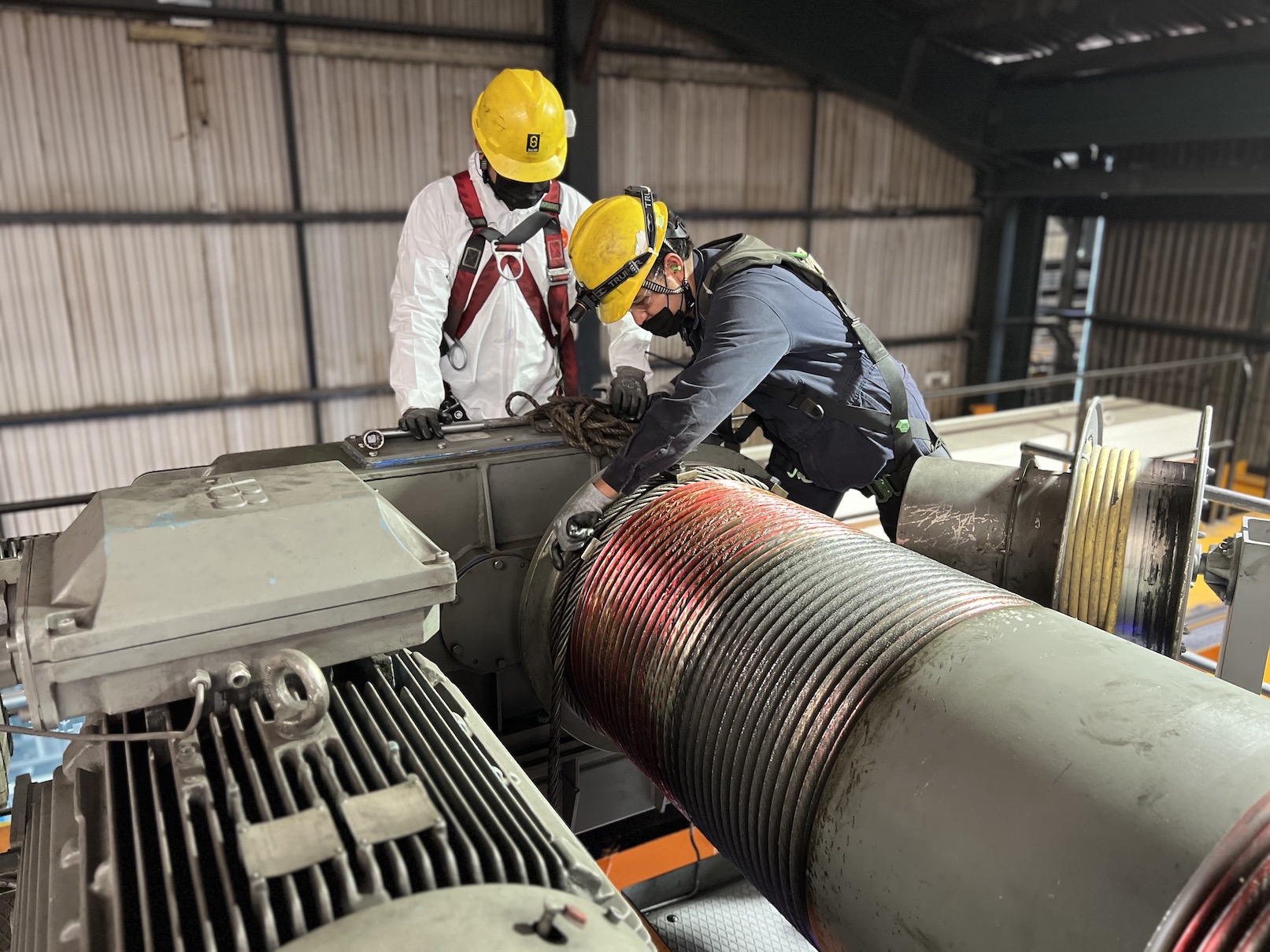 Técnicos realizando mantenimiento correctivo